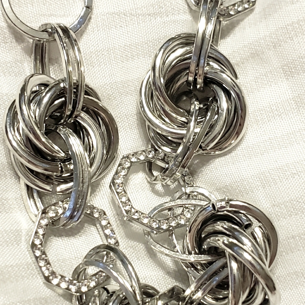 Silver chain neck with rhinestone detail